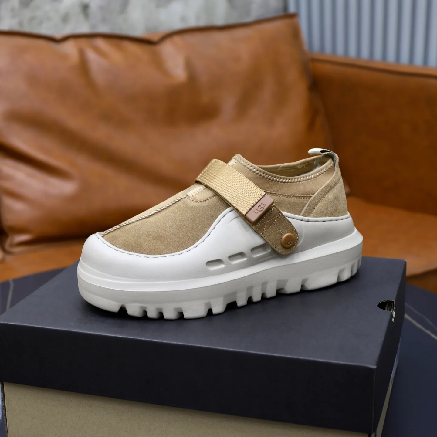Ex-factory price: 580 for couples👫💰Thick wool imported from Australia Brand: UGG genuine purchasing agent Size: 35-45 (45 customized) Grade: Official website 1:1 Material: First layer of genuine leather waterproof and antifreeze upper Real wool lining Original non-slip and wear-resistant outsole Style category: Men's casual shoes Trendy style Comfortable on the feet Color: Official website color synchronization